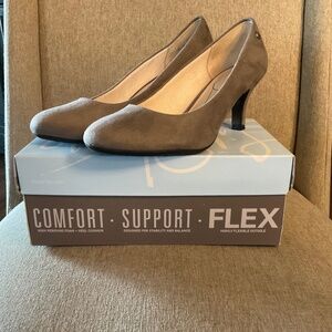 LifeStride women’s Parigi high heel pumps - Size 8 - NIB